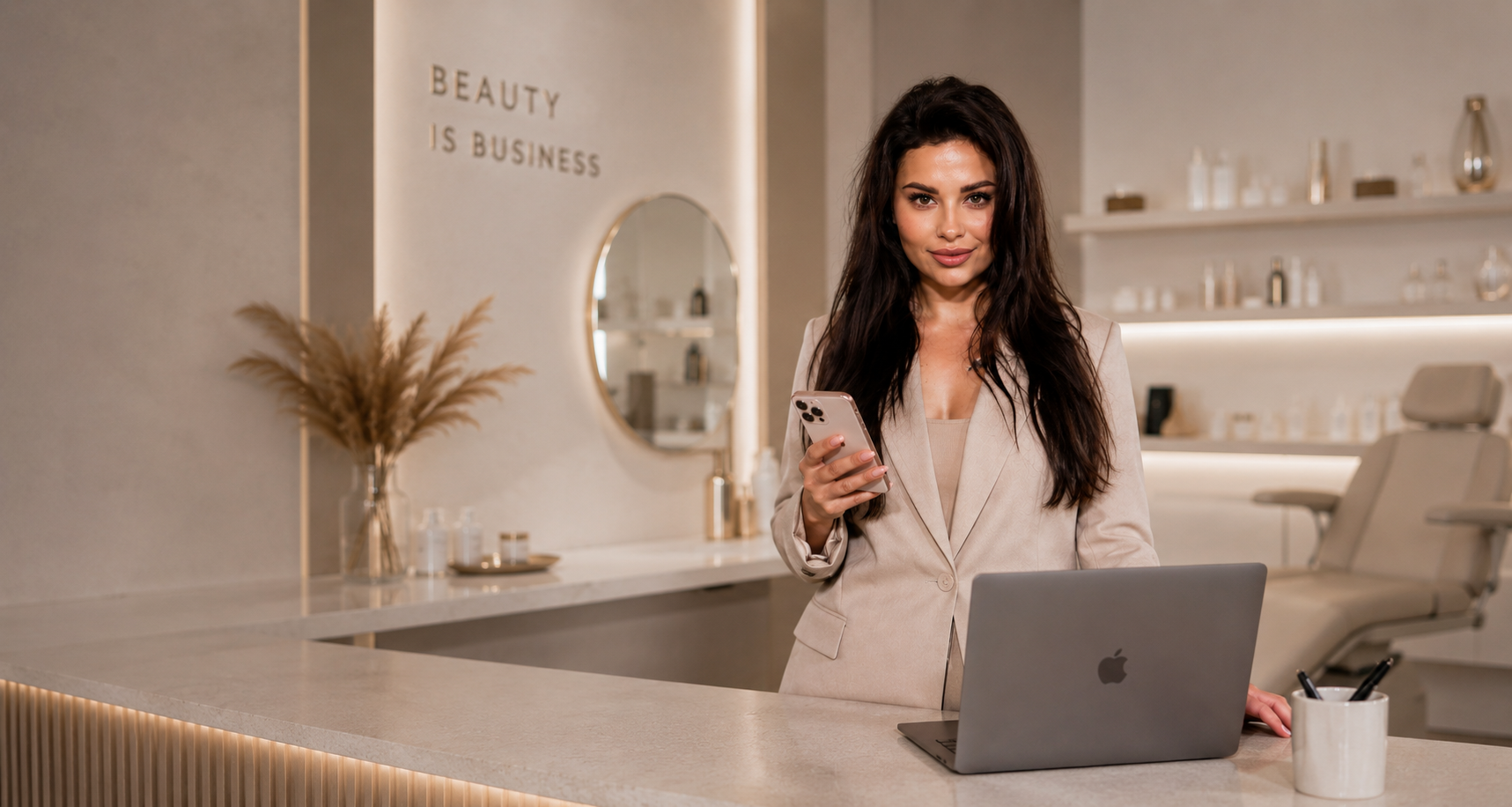 Klaudia Gardoń — osobista managerka salonów beauty, z telefonem i laptopem w salonie